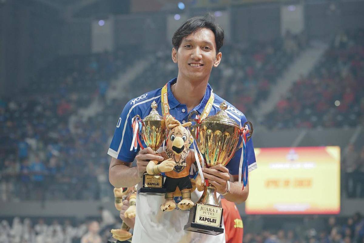 Tedi Oka Syahputra, atlet voli Indonesia yang berposisi sebagai middle blocker