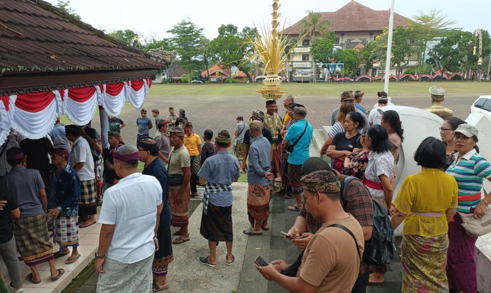 Krama Bugbug Melapor Dugaan Penyimpangan BUMDes ke Kejari Karangasem