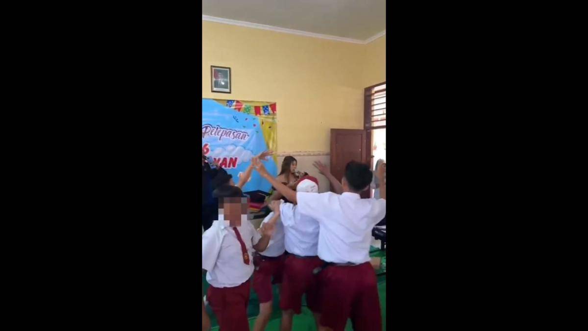 Capture siswa SD di Tulungagung joget dan sawer biduan. IDN Times/ istimewa