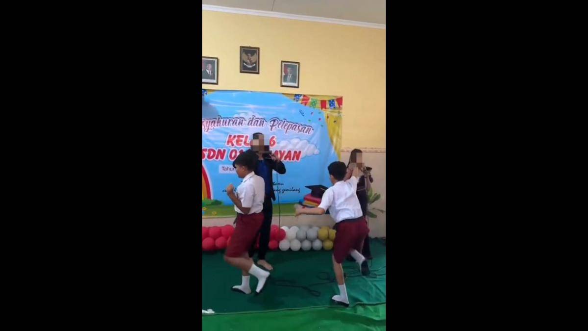Capture siswa SD di Tulungagung joget dan sawer biduan. IDN Times/ istimewa