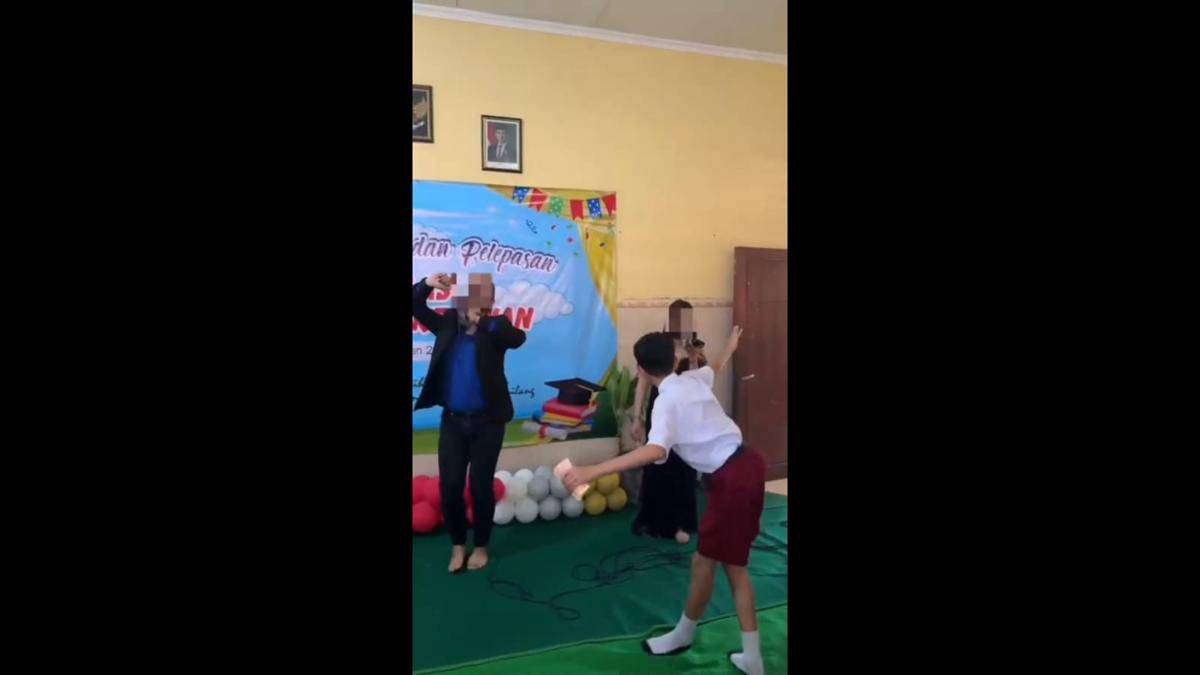 Capture siswa SD di Tulungagung joget dan sawer biduan. IDN Times/ istimewa