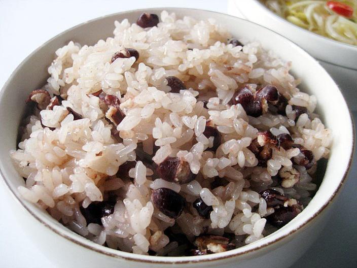5 Tips Membuat Nasi Kacang Merah Pulen dan Wangi, Cocok untuk Bekal!