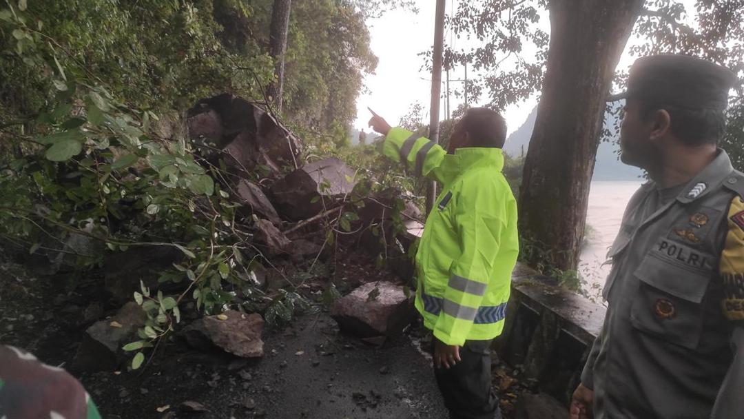 Dua Wisatawan di Telaga Ngebel Ponorogo Tertimpa Tebing Longsor