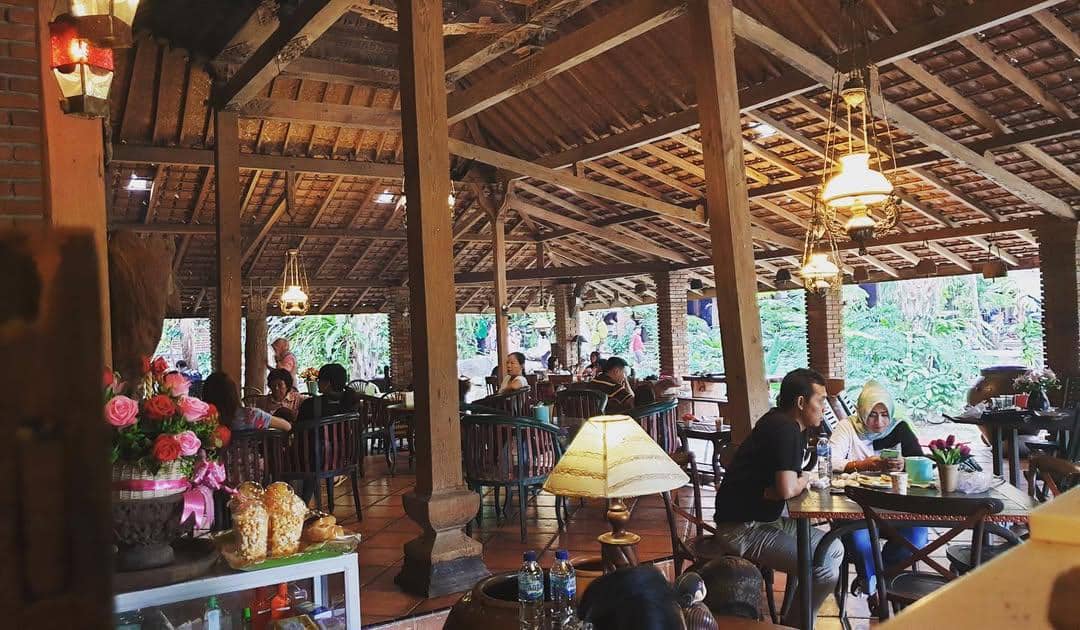 Watu Gunung Ungaran menyediakan restoran yang menyajikan berbagai makanan enak yang bisa kamu pesan. (Instagram.com/watugunung_lerep_ungaran)