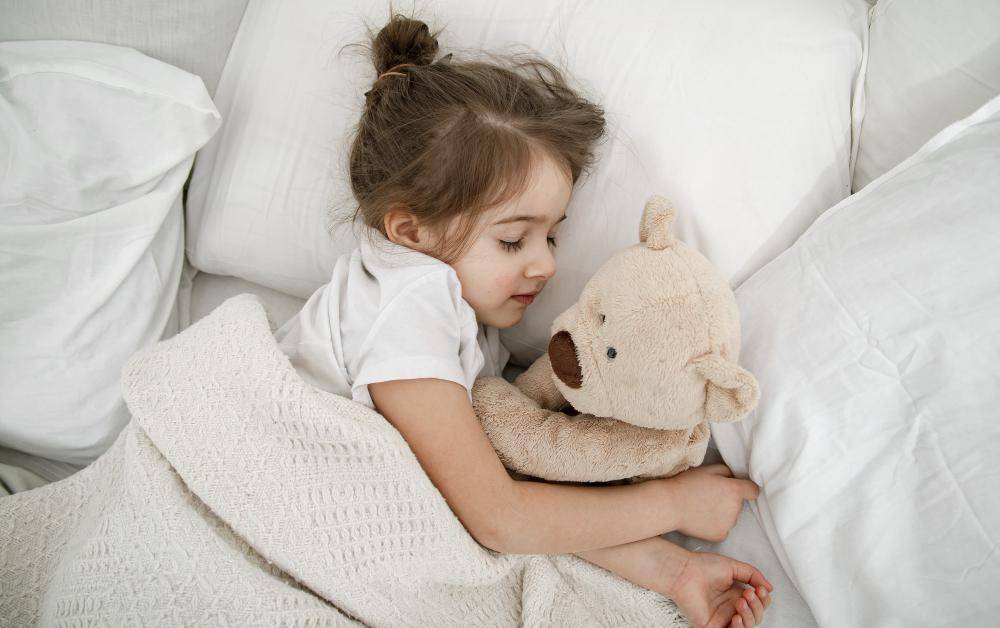 Ilustrasi anak tidur memeluk boneka