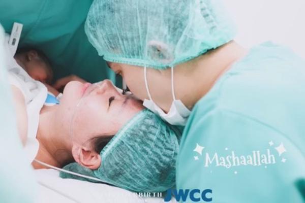 Momen Sarah Gibson Melahirkan Anak Pertama, Wajahnya Masih Rahasia