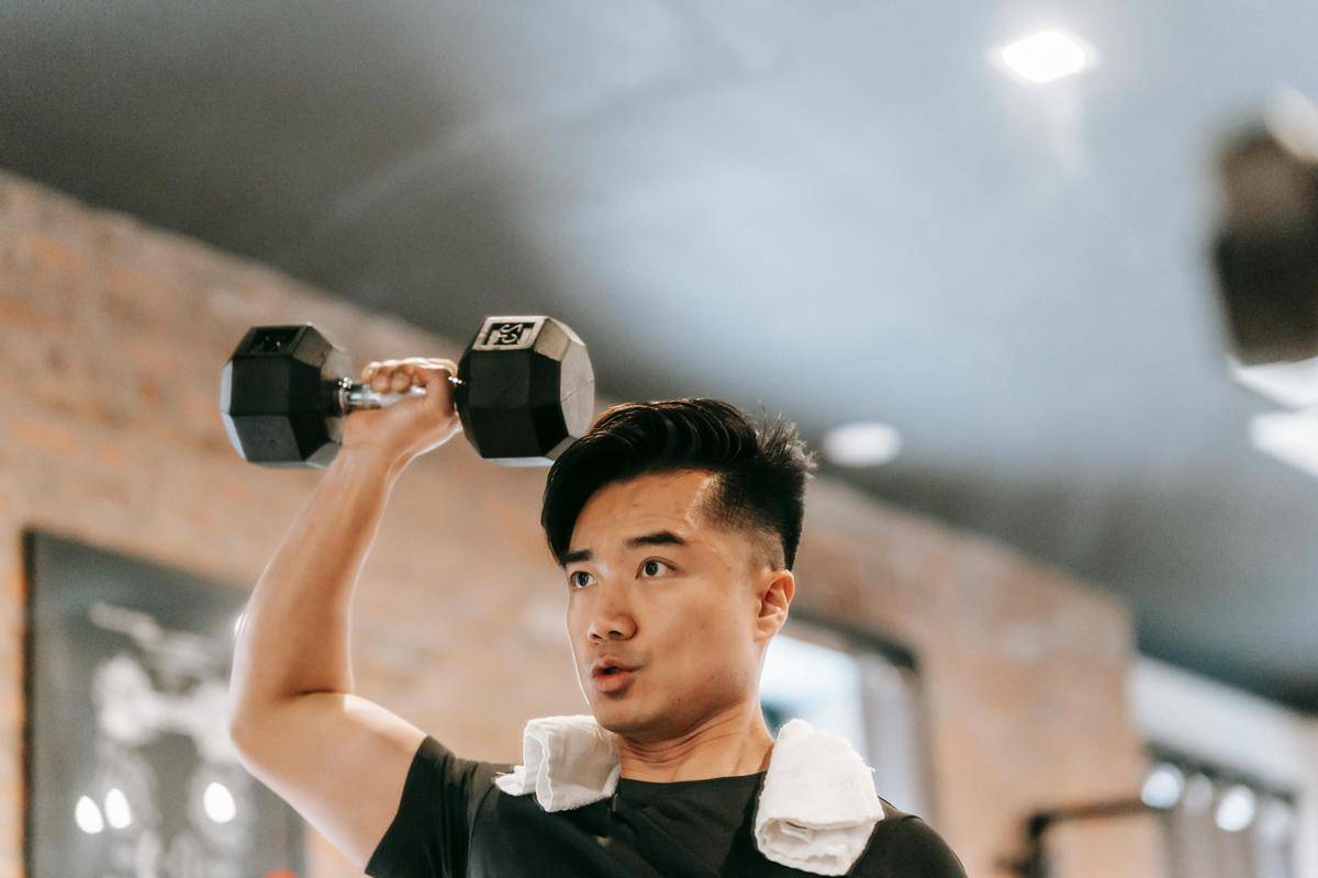 ilustrasi dumbbell front raise (pexels.com/andres ayrton)
