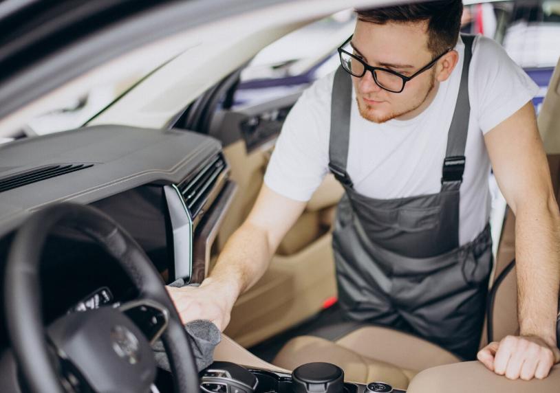 5 Kesalahan Membersihkan Interior Mobil yang Sering Dilakukan