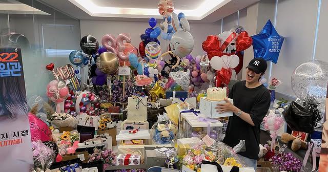 7 Potret Lee Min Ho Rayakan Ultah ke-38, Banjir Hadiah dari Penggemar!