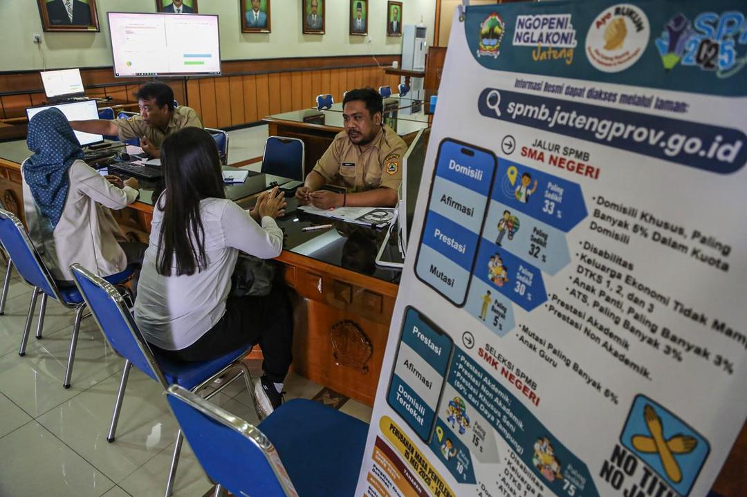 antarafoto-posko-pelayanan-spmb-di-jawa-tengah-1750566501.jpg