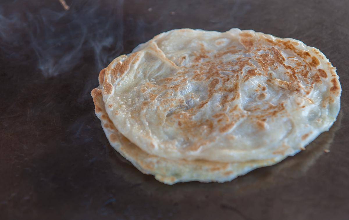 ilustrasi panggang roti prata (vecteezy.com/Somsak Suwanpat)