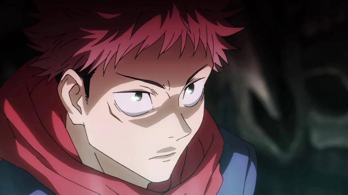 Itadori Yuji, karakter utama dari anime Jujutsu Kaisen, dengan ekspresi serius dan pencahayaan dramatis di latar gelap.