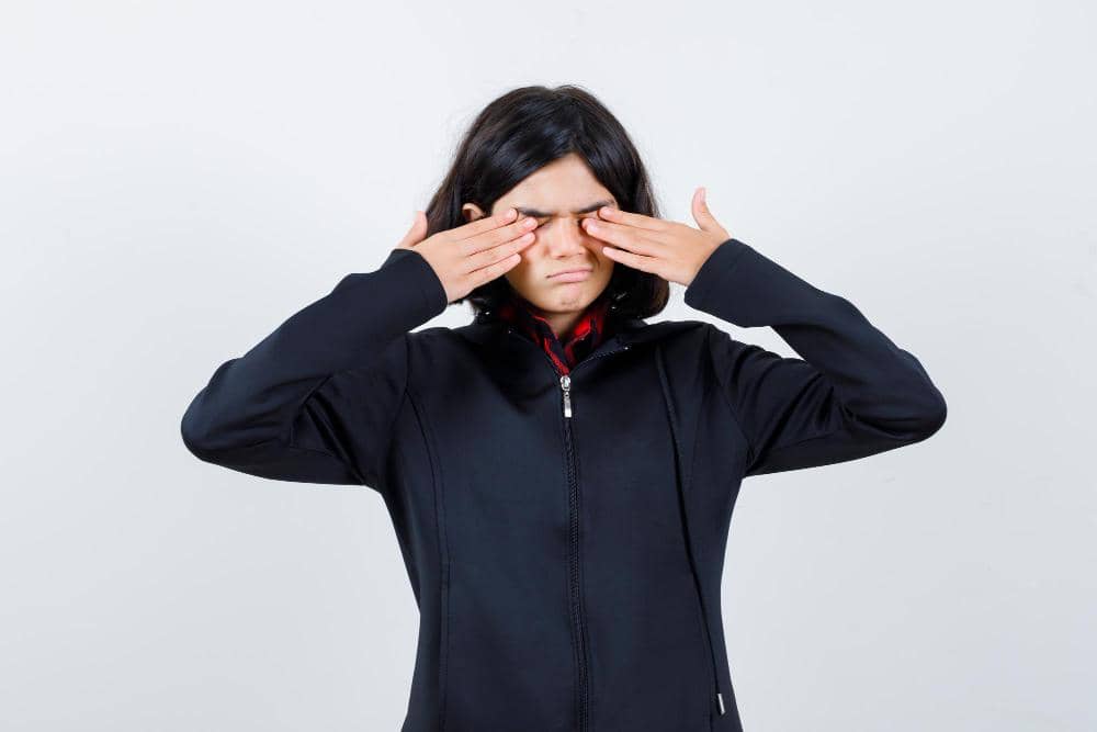 ilustrasi seseorang memegang mata (freepik.com/8photo)