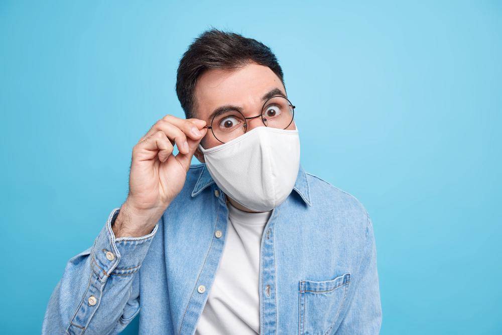 ilustrasi seseorang memakai kacamata dan masker (freepik.com/wayhomestudio)