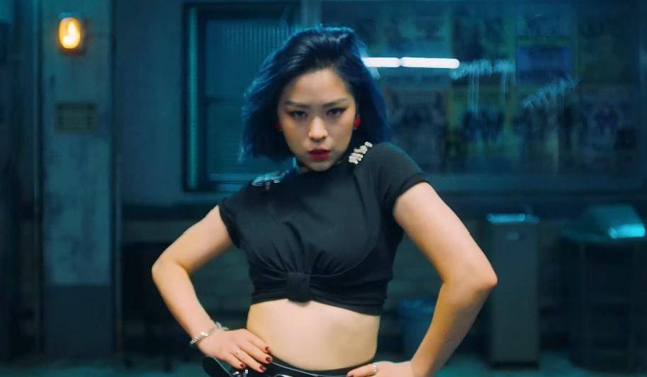 shoulder dance ikonik Ryujin ITZY di MV "WANNABE" (youtube.com/JYP Entertainment)