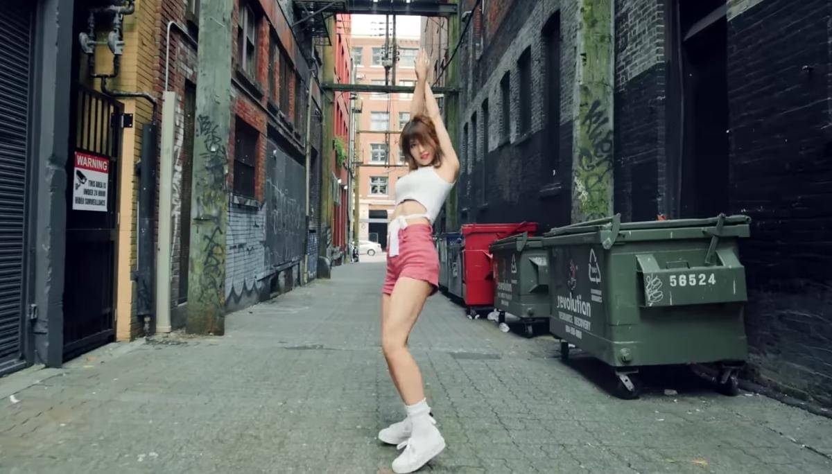 part dance break Momo TWICE di MV "LIKEY" (youtube.com/JYP Entertainment)