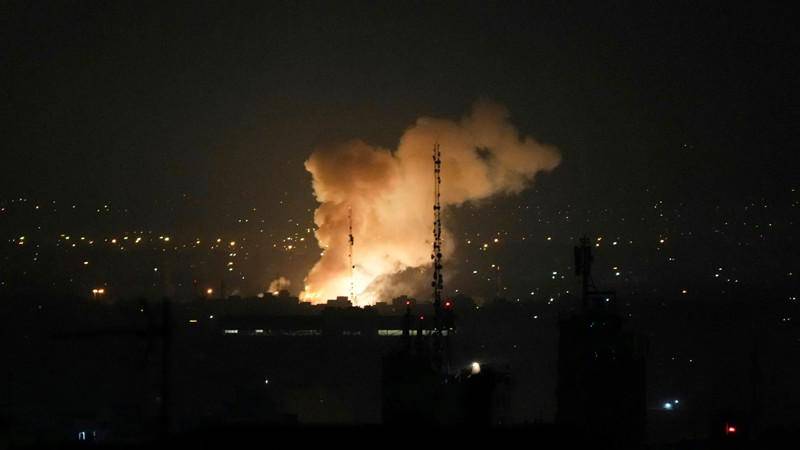 Asap membumbung setelah fasilitas nuklir Iran dihantam dalam serangan udara gabungan Amerika Serikat dan Israel. WRIC / via Netralnews