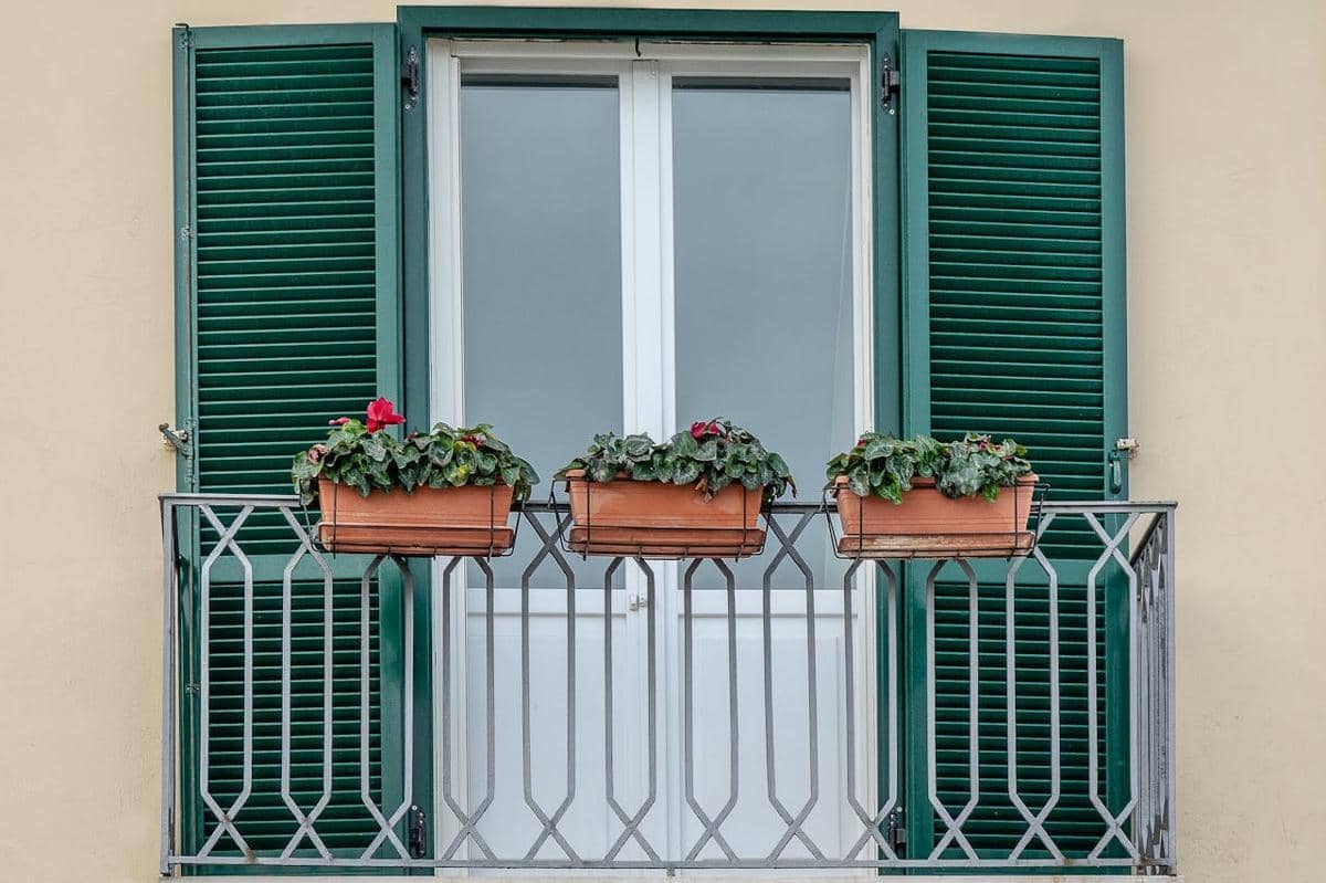 ilustrasi urban gardening di balkon apartemen (pexels.com/Mike van Schoonderwalt)