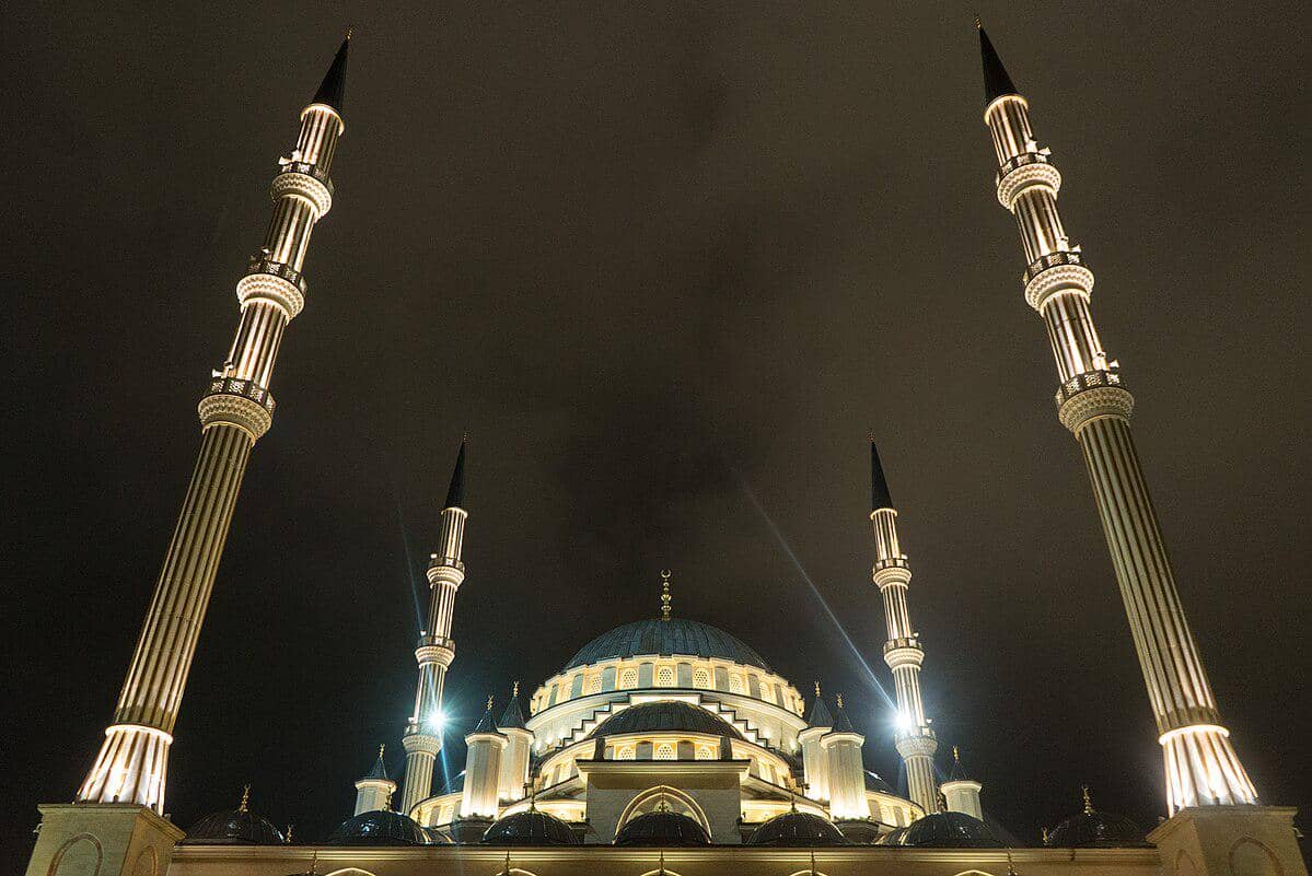 Pemandangan Masjid Akhmad Kadyrov di malam hari. 