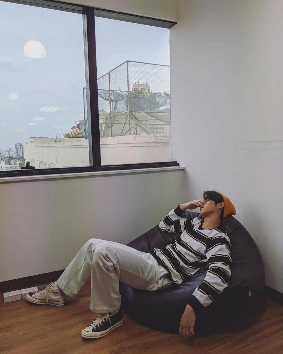 OOTD pakai beanie hat ala Bright Vachirawit (instagram.com/bbrightvc)