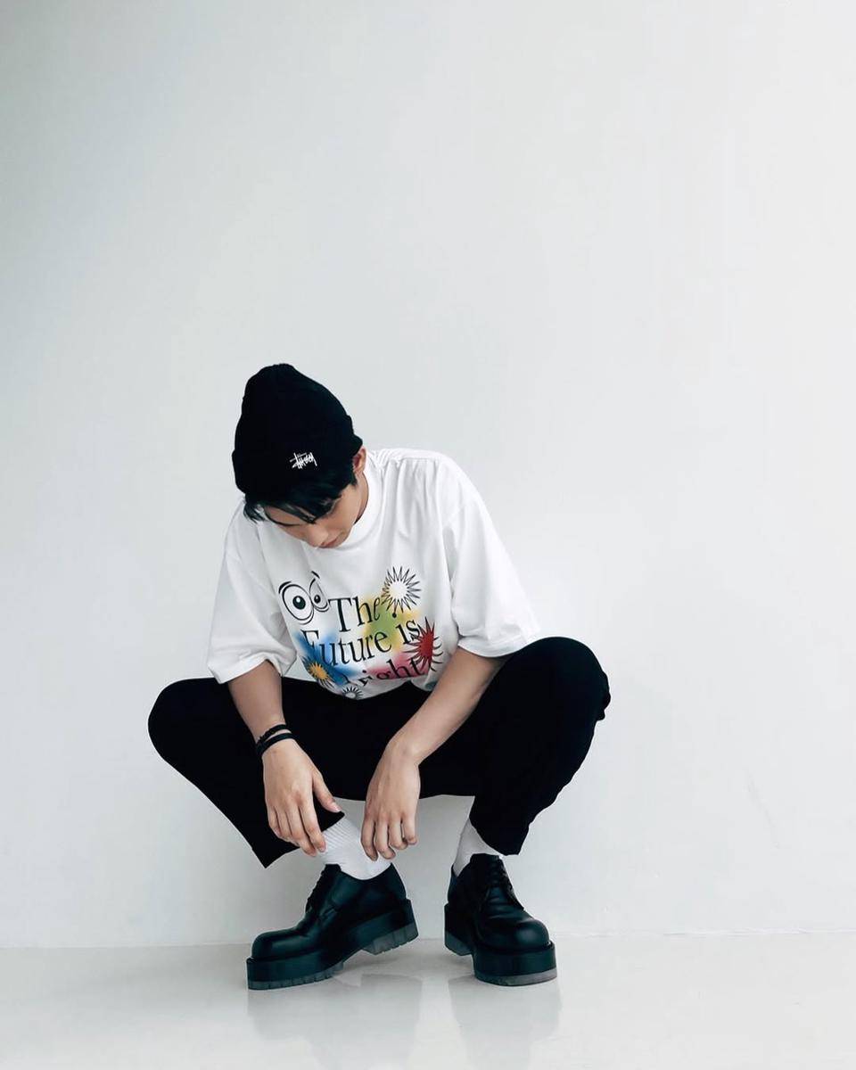 OOTD pakai beanie hat ala Bright Vachirawit (instagram.com/bbrightvc)