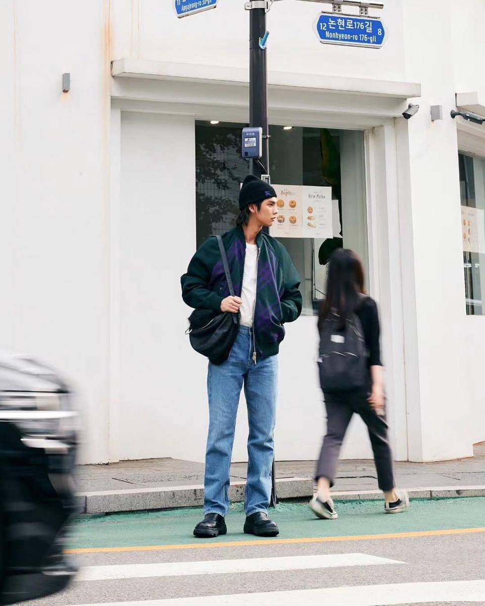 OOTD pakai beanie hat ala Bright Vachirawit (instagram.com/bbrightvc)