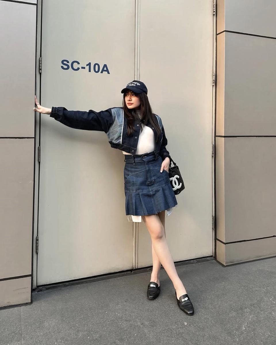 9 OOTD dengan Berbagai Jenis Rok ala Devina Patricia, Stylish Abis!