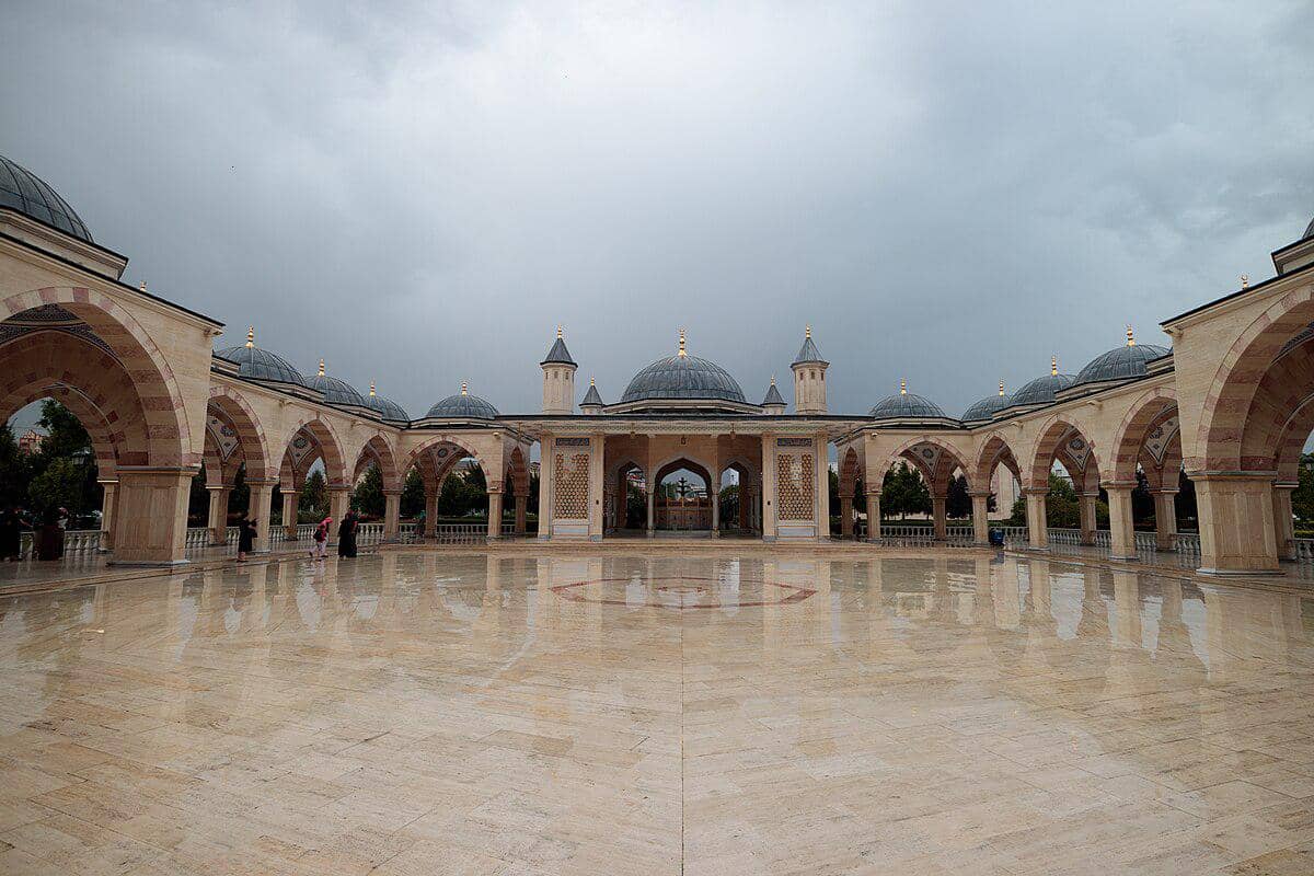 potret halaman Masjid Akhmad Kadyrov 