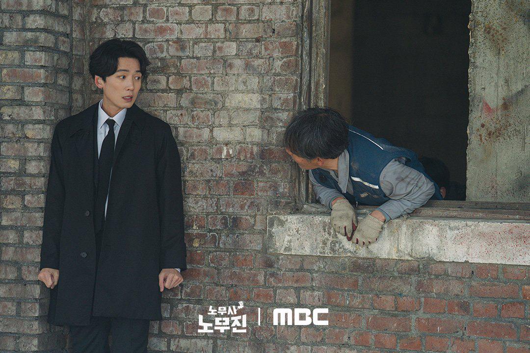 7 Alasan Roh Buruh Bukuk Tak Bisa Jauh dari Mu Jin Oh My Ghost Clients