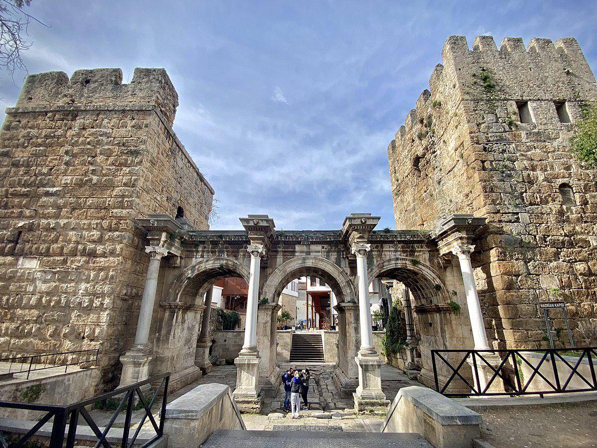 potret dua menara Gerbang Hadrian (commons.wikimedia.org/Sharon Hahn Darlin)