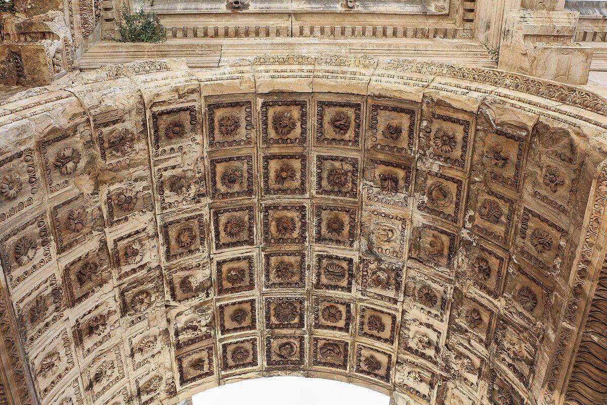 potret detail lengkungan Gerbang Hadrian (commons.wikimedia.org/Bernard Gagnon)