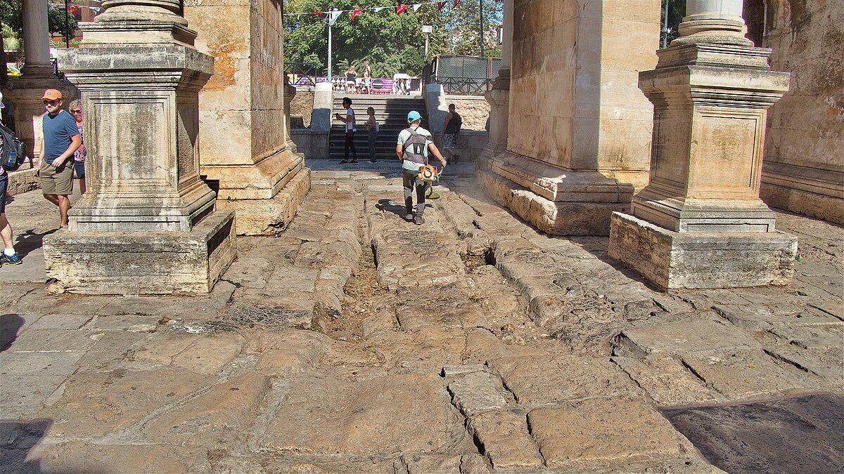 potret jalan setapak di Gerbang Hadrian (commons.wikimedia.org/Joe Wallace)