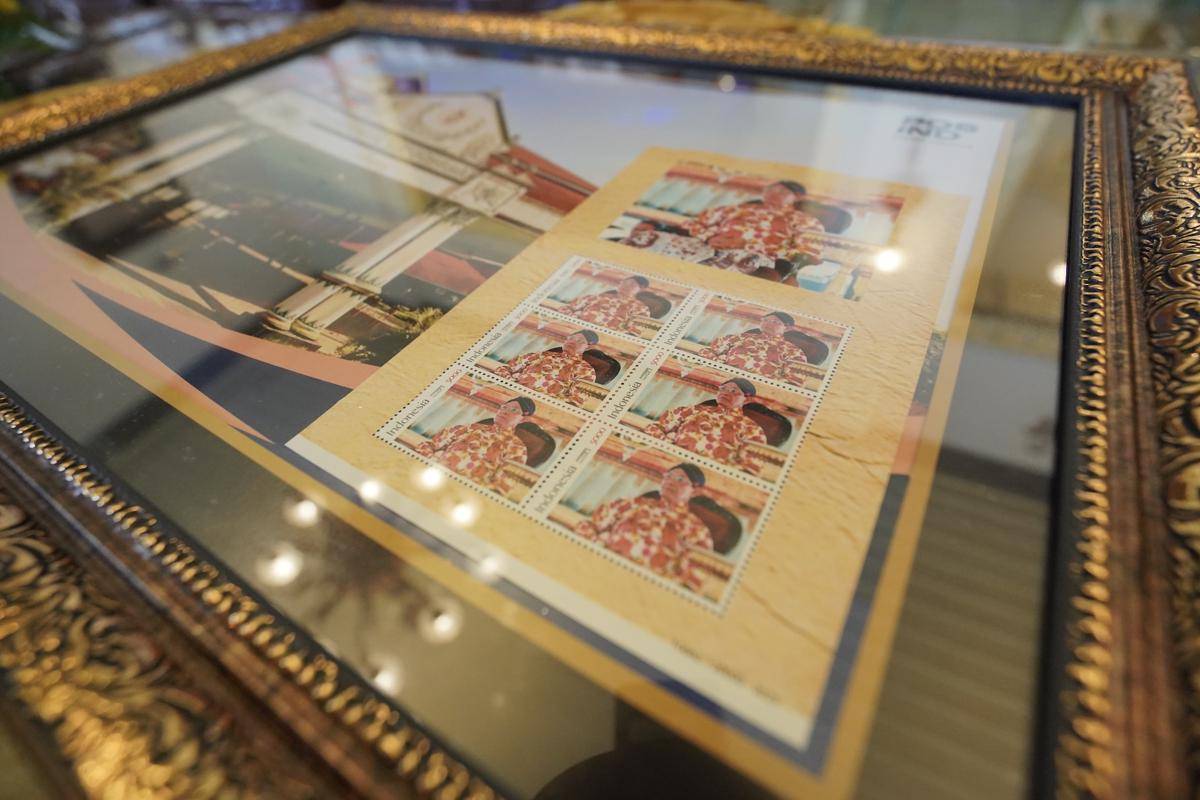 Prangko bergambar Sri Sultan HB X dan Keraton Yogyakarta. (Dok. Istimewa)