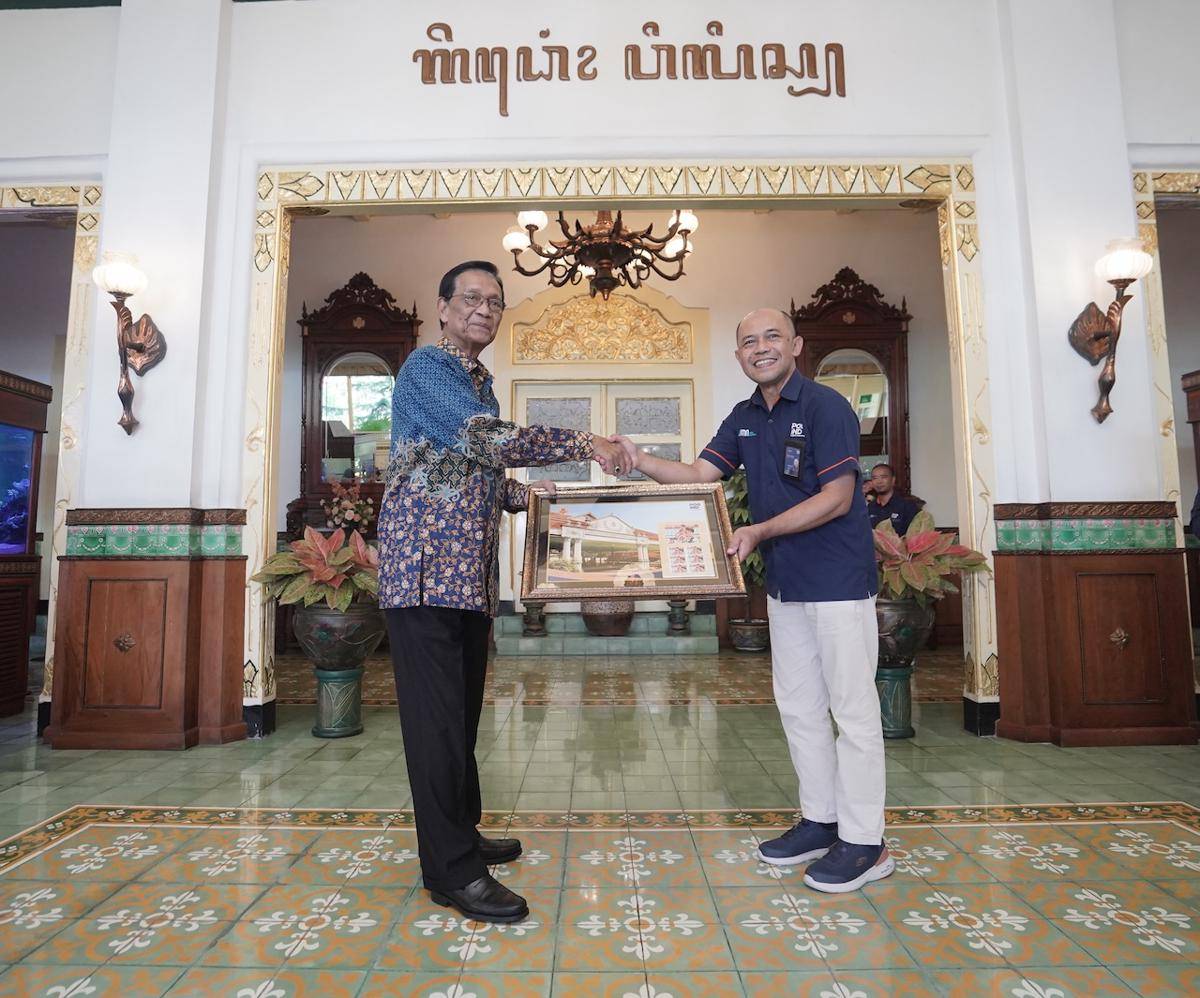 Penyerahan prangko bergambar Sri Sultan HB X dan Keraton Yogyakarta. (Dok. Istimewa)