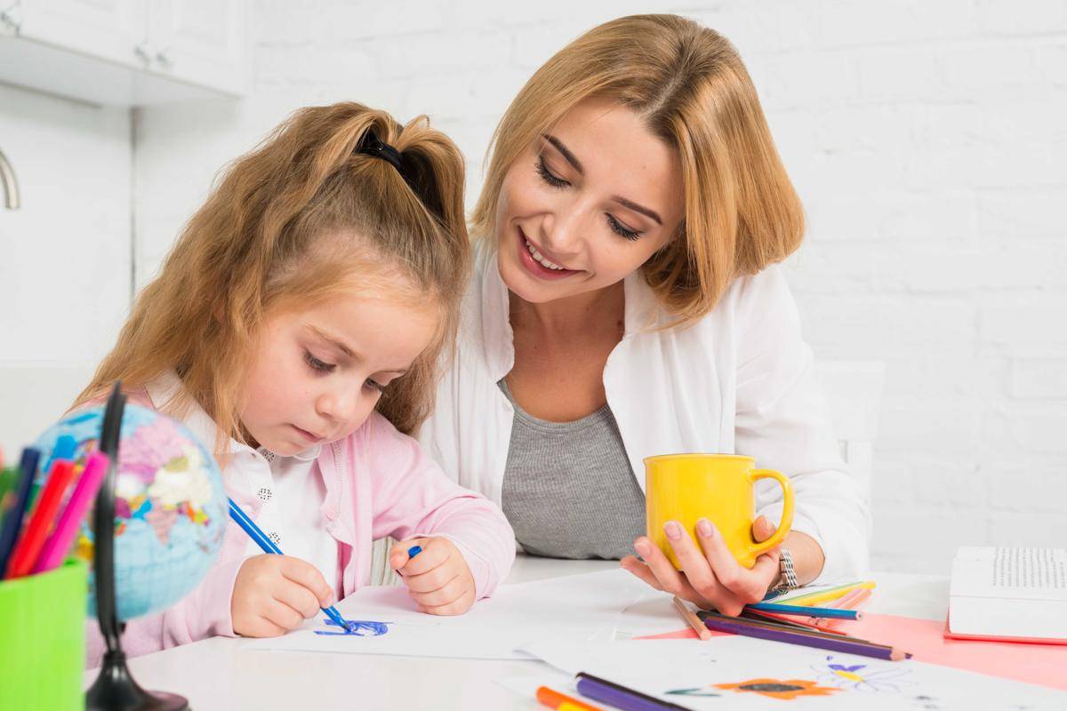 Ilustrasi anak mewarnai gambar bersama ibu (freepik.com/freepik)
