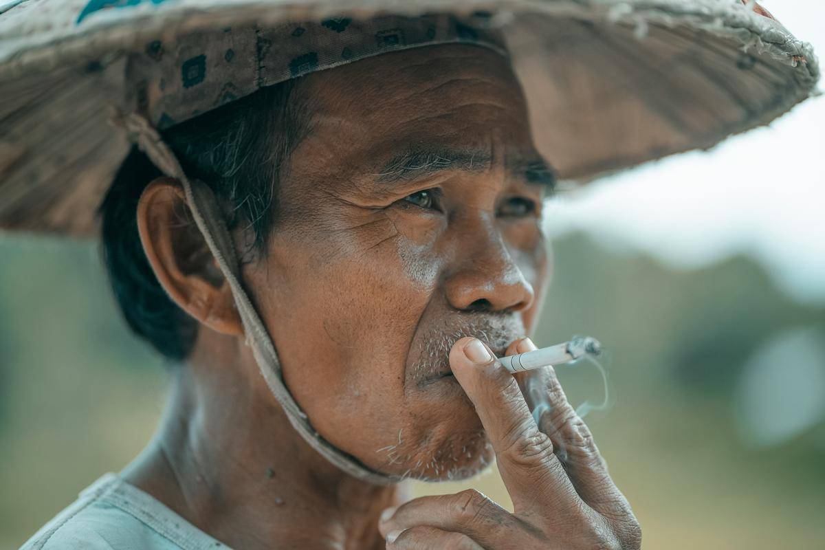ilustrasi pekerja miskin merokok (unsplash.com/Rian A. Saputro)
