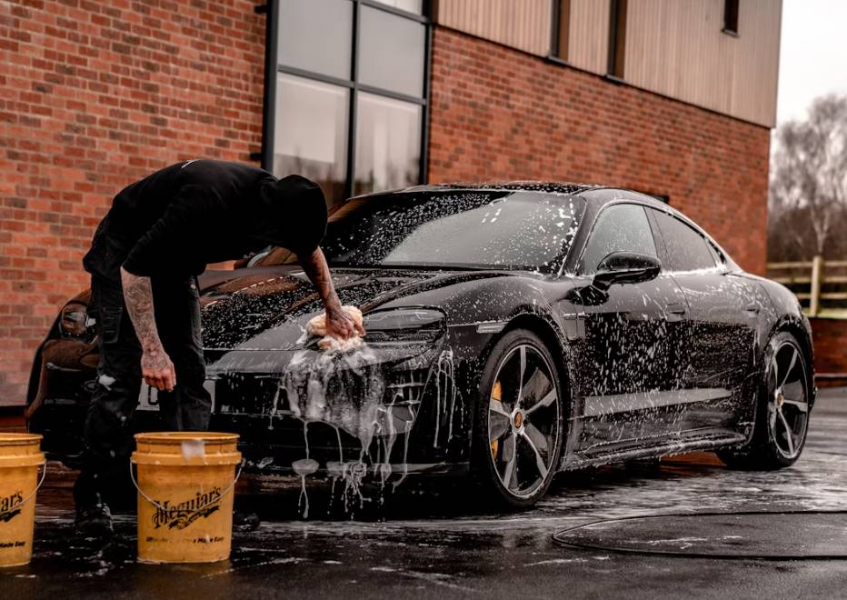 ilustrasi mengelap mobil (unsplash.com/Brad Starkey)