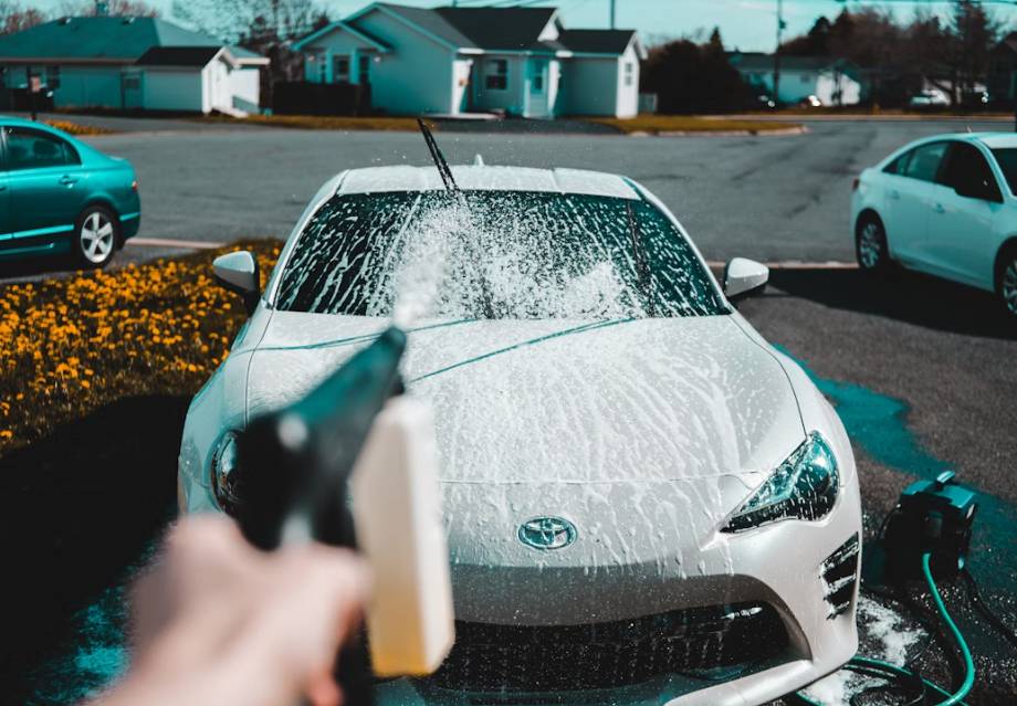 ilustrasi mencuci mobil (unsplash.com/Erik Mclean)