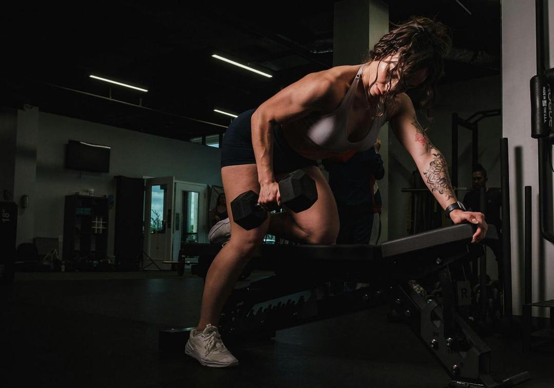 Bent-over dumbbell row (pexels.com/Airam Dato-on)