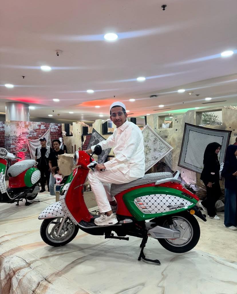 potret seleb di instalasi fashion Ivan Gunawan untuk Palestina