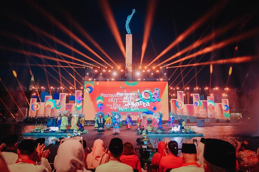Penuh tawa, musik, dan hangatnya kebersamaan warga kota di Malam Puncak Perayaan HUT ke-498 Kota Jakarta! 🥳🎉Beragam kemeriahan rangkaian acara dinikmati warga Jakarta yang antusias hadir di Taman Lapangan Banteng, .jpg