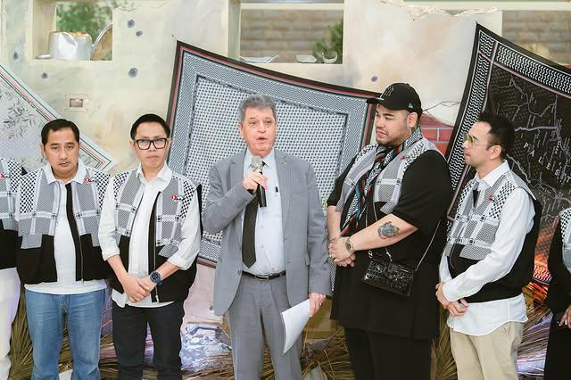 potret seleb di instalasi fashion Ivan Gunawan untuk Palestina