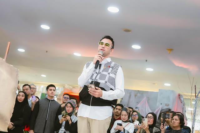 potret seleb di instalasi fashion Ivan Gunawan untuk Palestina