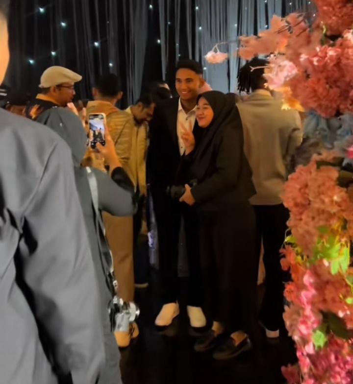 pesepak bola di resepsi Rizky Ridho (tiktok.com/@nst_decoration)