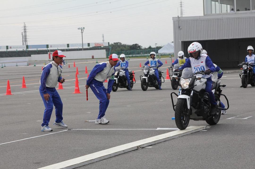  Tips Menjaga Keseimbangan saat Berkendara Motor