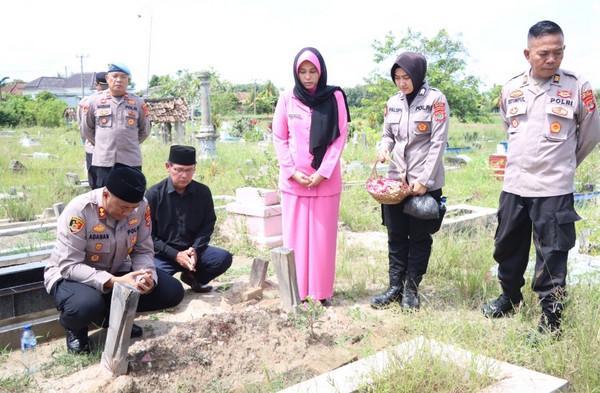 Kapolres Way Kanan Ziarah ke Makam AKP Lusiyanto Jelang Hari Bhayangkara ke-79