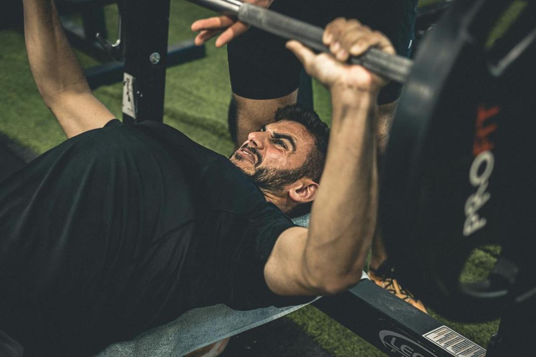ilustrasi bench press (unsplash.com/Shoham Avisrur)