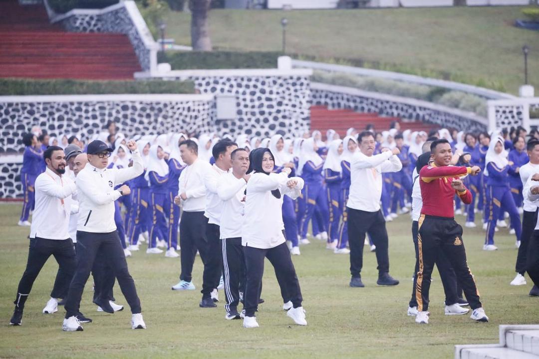 Hari Kedua Retret, Kepala Daerah dan Wakilnya Antusias Ikuti Senam Pagi