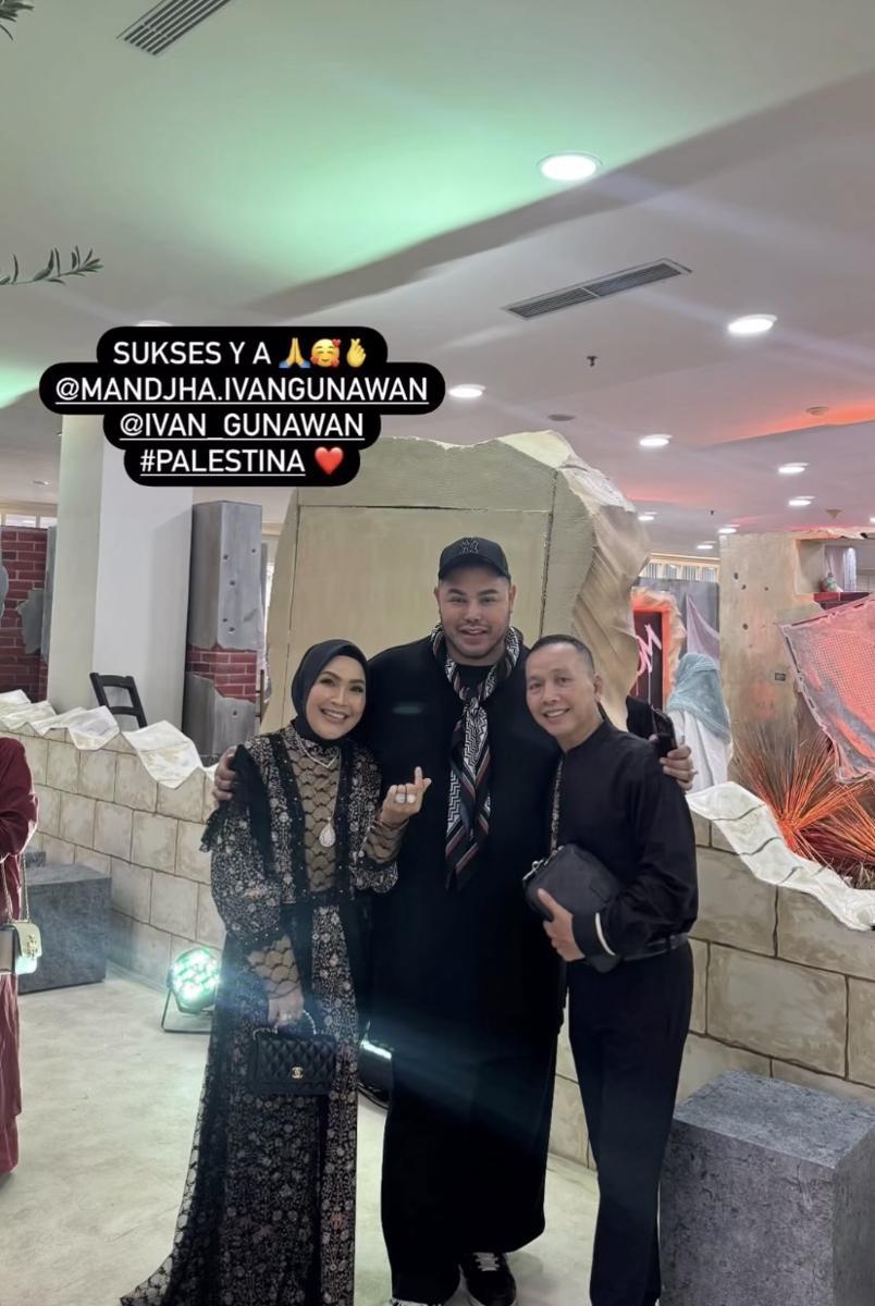 potret seleb di instalasi fashion Ivan Gunawan untuk Palestina
