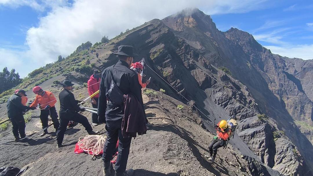 Tak Bergerak, Pendaki Brasil Ditemukan Tersangkut di Tebing Gunung Rinjani